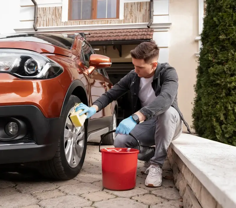 Lavage auto à domicile Laigné-en-Belin : professionnel intervenant sur un véhicule